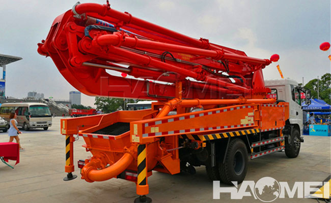 truck mounted concrete boom pump